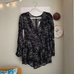 NWT BLACK W WHITW FLOWER PRINT LONG SLEEVE ROMPER